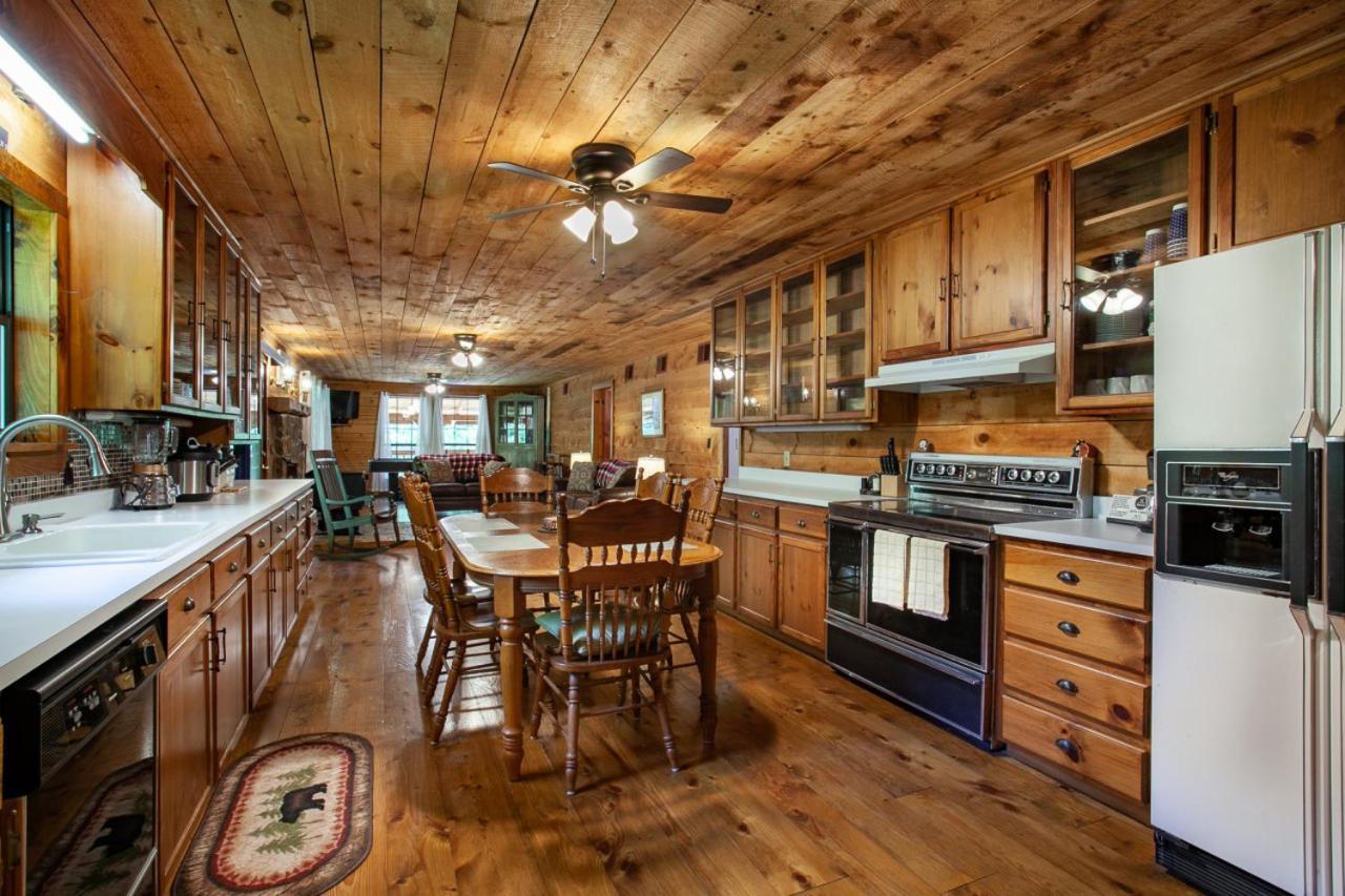Forest Home Hot Tub Fire Pit Pool Table Pigeon Forge Dış mekan fotoğraf