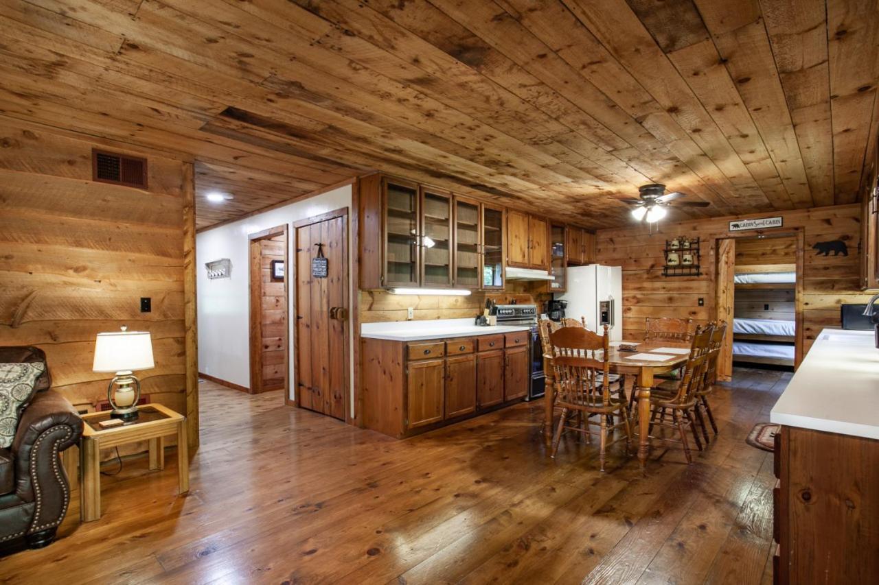 Forest Home Hot Tub Fire Pit Pool Table Pigeon Forge Dış mekan fotoğraf
