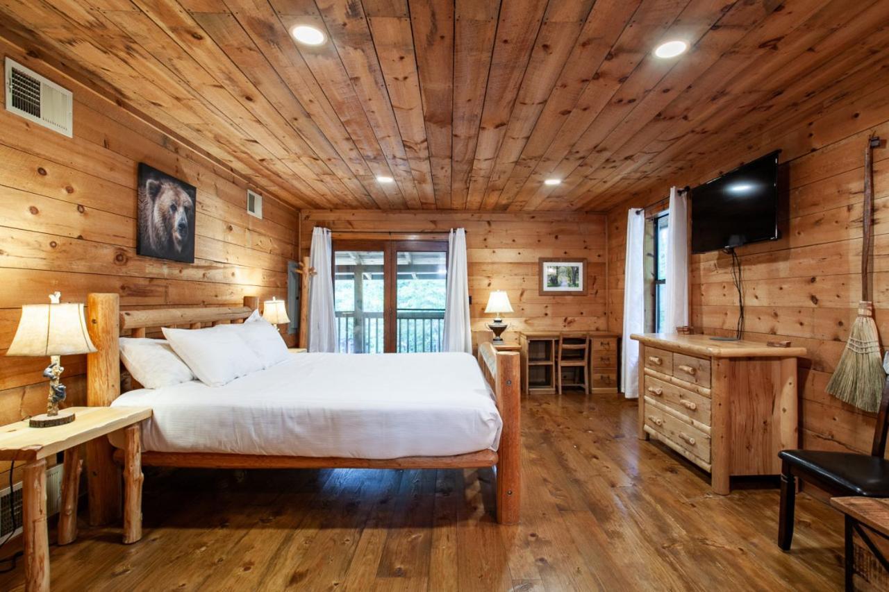 Forest Home Hot Tub Fire Pit Pool Table Pigeon Forge Dış mekan fotoğraf